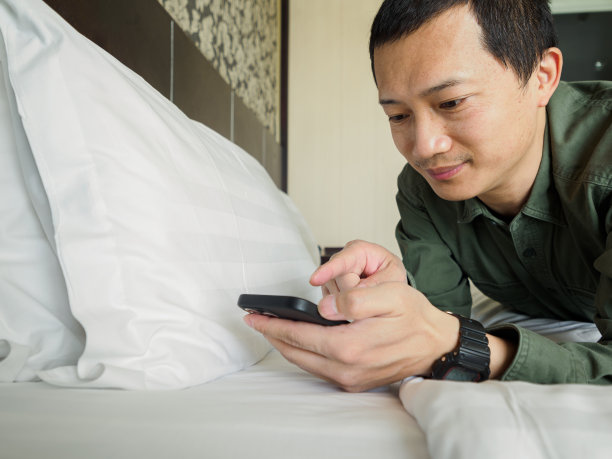 男主看着手机又开心图片下载