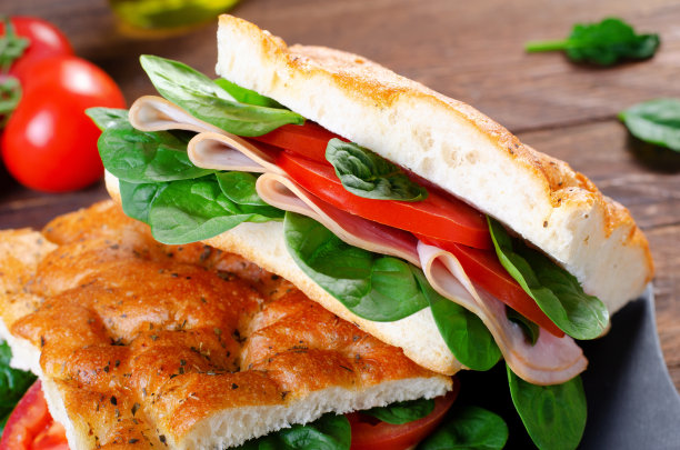 佛卡夏三明治，火腿，西红柿和菠菜，三明治与意大利扁面包木制背景图片下载