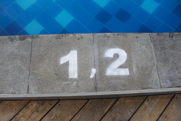 游泳池深度标识为成人和儿童1、2米图片下载