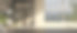 现代的工作空间，复制空间在一个黑暗的桌面上，闹钟，台灯，和书。图片下载
