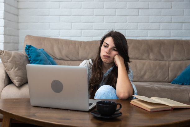 累了，筋疲力尽的自由职业者女人拿着笔记本电脑，项目出了问题，感到沮丧，在家里的办公室里在客厅里懒惰。压力大的女学生工作过度，学习倦怠图片下载