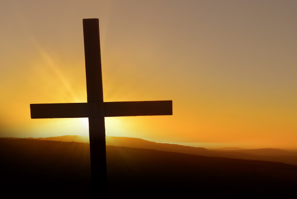 十字剪影对夕阳背景图片下载