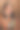 一个漂亮的十几岁的女孩倚在木凳上，双手放在下巴上。图片下载