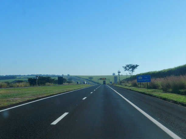从秘鲁到巴西利亚的一辆汽车内拍摄的照片图片下载
