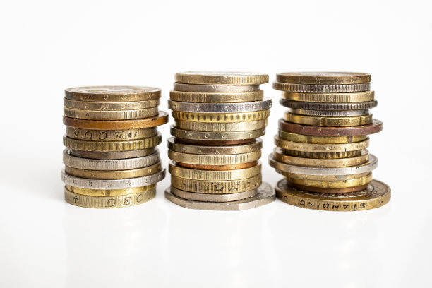 三堆欧洲货币，孤立在白色背景上图片下载