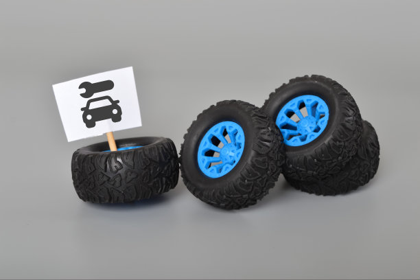 一个汽车轮胎维修站，展示了汽车修理厂的店铺和业务。更换和修理汽车车轮的设备。图片下载