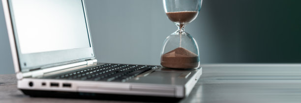 笔记本电脑和沙漏图片下载