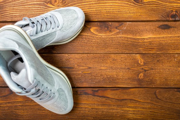 地板上的运动鞋图片下载