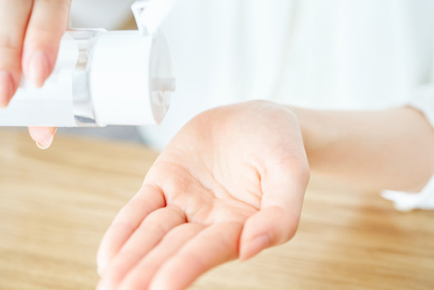 在手上涂乳液的女人图片下载