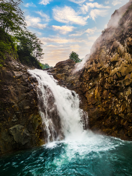 瀑布与温泉蒸汽通风的正面垂直视图图片下载