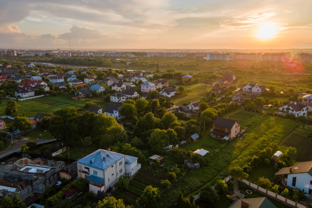 日落时郊区农村住宅的鸟瞰图图片下载