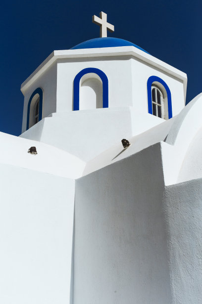希腊基克拉迪群岛圣托里尼岛上的白色和蓝色教堂图片下载