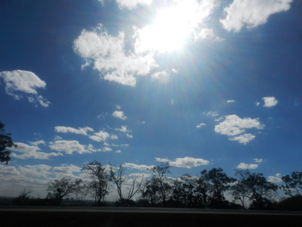 从秘鲁到巴西利亚的一辆汽车内拍摄的照片图片下载