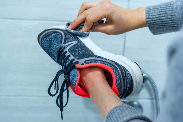 一个女人在树林里慢跑后清洗她的运动鞋图片下载