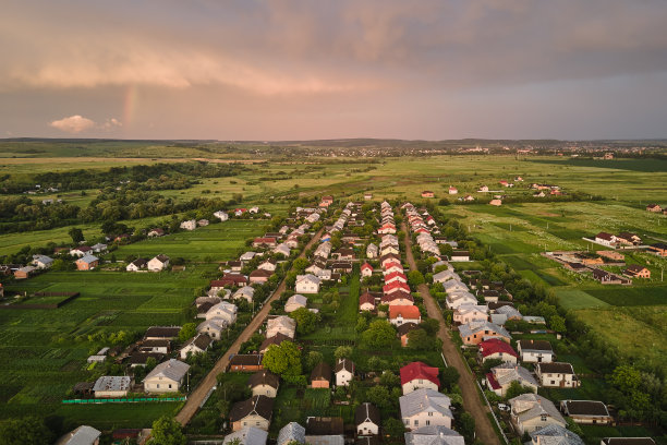 日落时郊区农村住宅的鸟瞰图图片下载