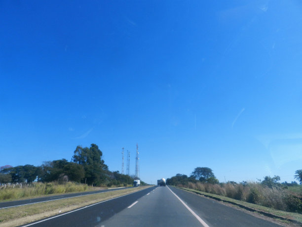 从秘鲁到巴西利亚的一辆汽车内拍摄的照片图片下载