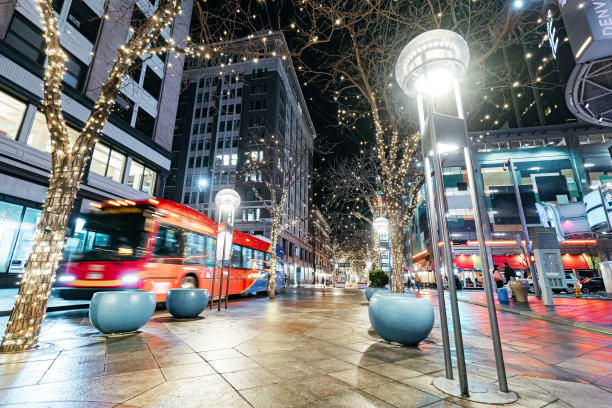 广角拍摄的红色公共交通巴士在第16街市中心丹佛市在一个冬天的夜晚图片下载