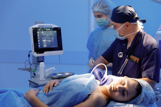 一名戴着眼镜的男性外科医生用黑色记号笔在病人的眼睑上刻出一个形状图片下载