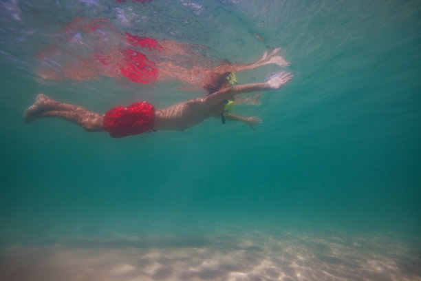 男孩在海洋中游泳的侧面肖像水下照片图片下载