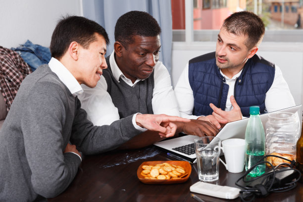 三个惊讶的男人一边聊着视频，一边吃着食物休息图片下载