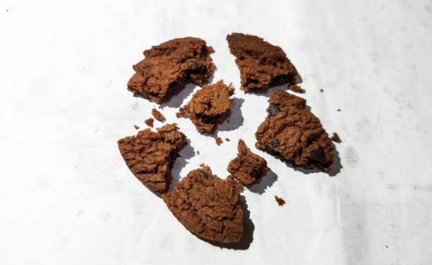 特写照片的蛋糕，面包店，饼干巧克力与多个照片角度和切割形状在孤立的白色背景图片下载