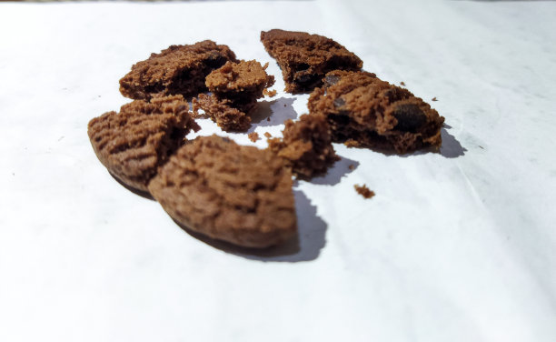 特写照片的蛋糕，面包店，饼干巧克力与多个照片角度和切割形状在孤立的白色背景图片下载