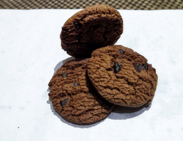 特写照片的蛋糕，面包店，饼干巧克力与多个照片角度和切割形状在孤立的白色背景图片下载