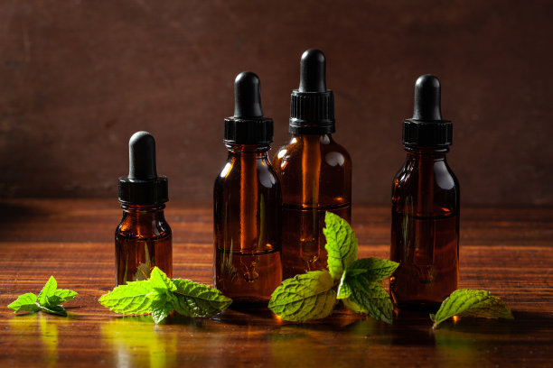 新鲜薄荷薄荷叶精油滴瓶图片下载