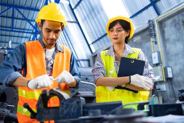 专业的团队，质量控制，展台维护，仓储工厂对话。班组工程师，工厂操作员图片下载