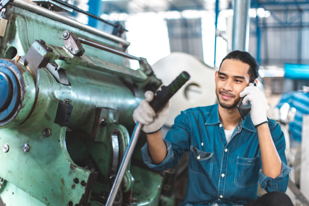 工厂年轻的亚洲工人夫妇质量控制，展台维护，在仓库工厂谈话。班组工程师，工厂操作员图片下载