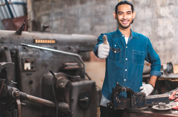 工厂年轻的亚洲工人夫妇质量控制，展台维护，在仓库工厂谈话。班组工程师，工厂操作员图片下载