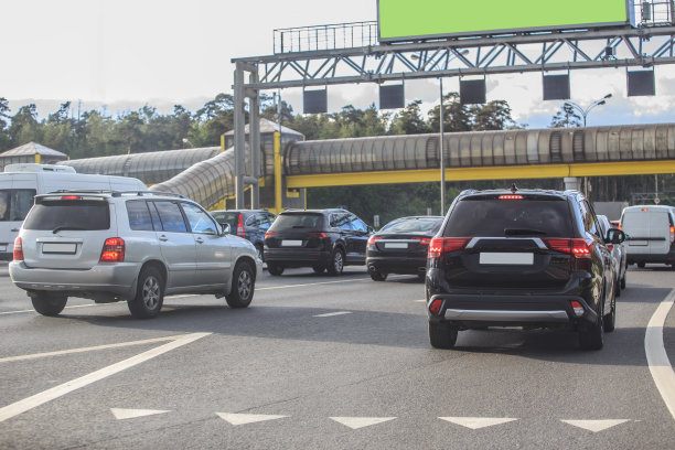 城市高速公路上的汽车交通图片下载