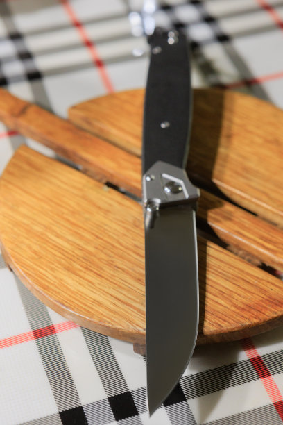 木架上的折叠刀图片下载