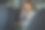 年轻女子坐在汽车后座上图片下载