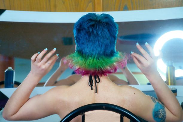 白人女性，独特的荧光粉色头发，不对称的发型图片下载