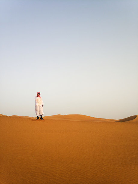 有一个人在傍晚穿过沙漠图片下载