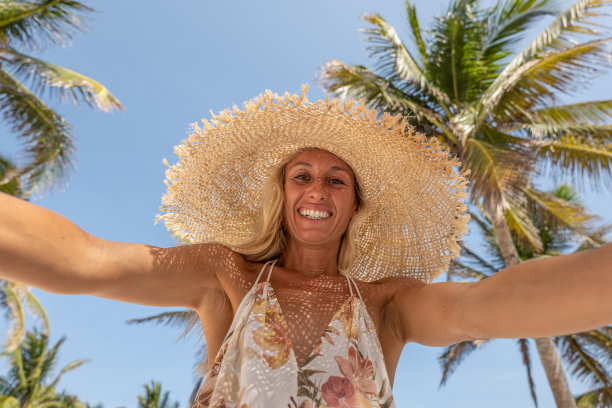 一个女人在海滩上自拍图片下载