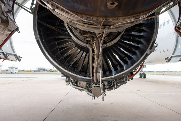 飞机停在机场维修时，燃气涡轮发动机关闭。机修工和技术员负责电厂液压和检查系统的维修。图片下载