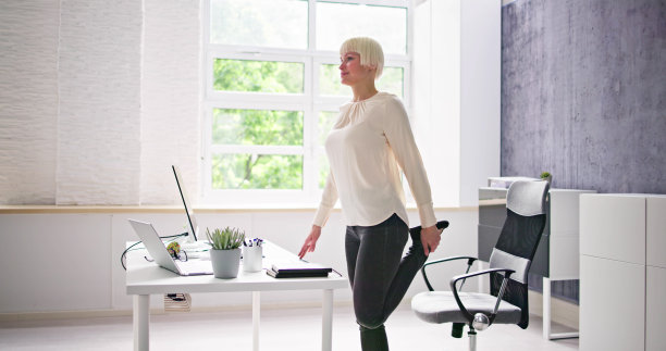 在办公电脑后面练瑜伽图片下载