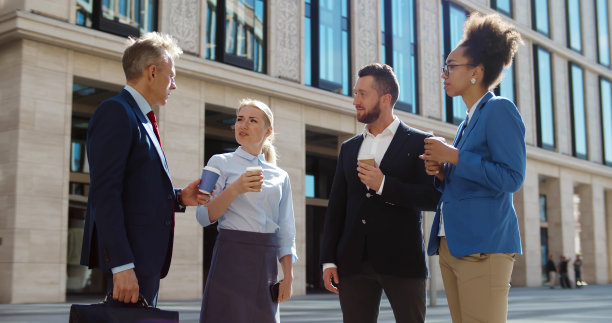 不同的商业同事在办公室外喝咖啡聊天图片下载