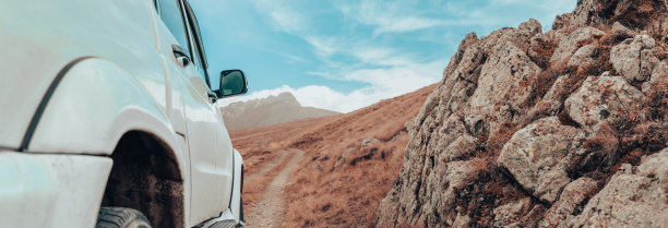 越野车停在山区图片下载
