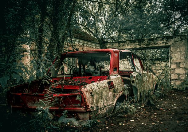 切尔诺贝利地区被遗弃的汽车。图片下载
