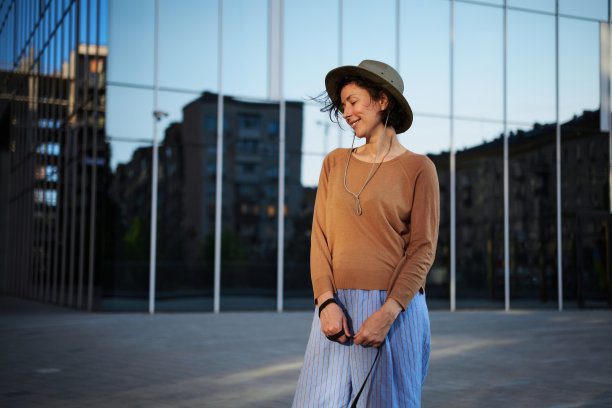 忧郁美丽的肖像侧面。年轻的成年人浪漫动人的情绪图片下载