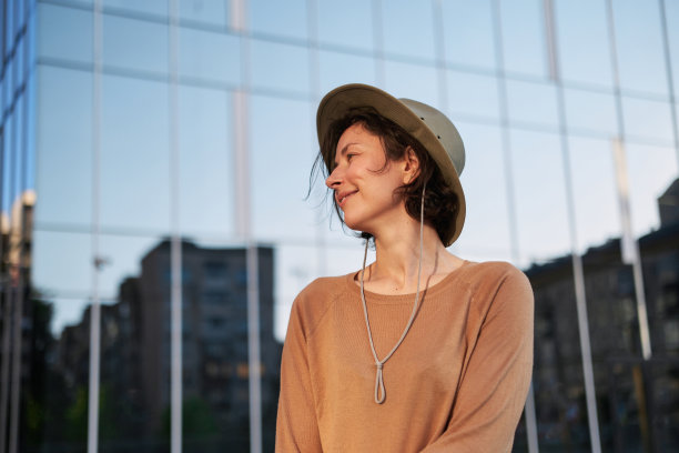 忧郁美丽的肖像侧面。年轻的成年人浪漫动人的情绪图片下载