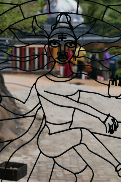 在亭可马里的一座寺庙里，一个跳舞的印度女神的钢铁轮廓的艺术拍摄图片下载