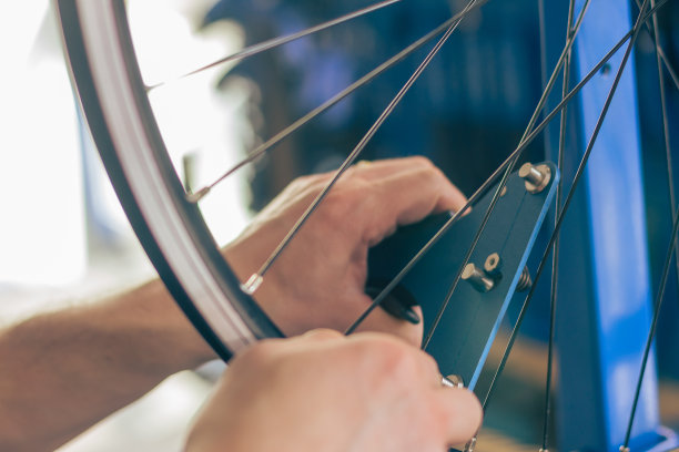 修理自行车车轮图片下载