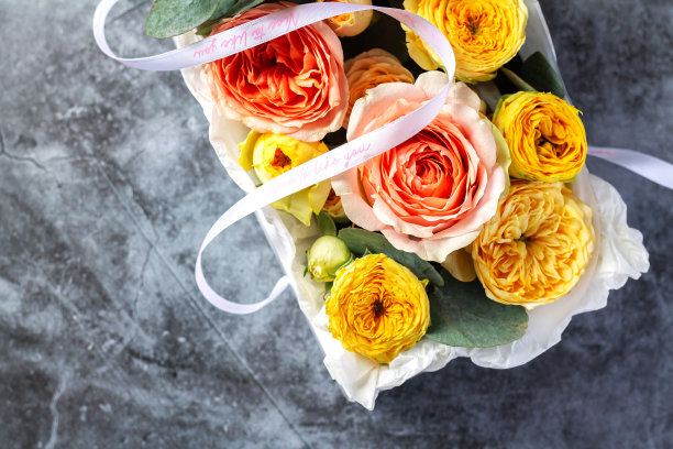 礼盒与花束鲜花在石桌上图片下载