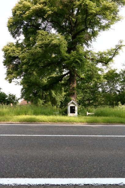 沿着一条繁忙的道路，有一座献给黑尔圣母的小教堂图片下载