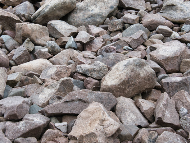 不同大小和形状的石头在地面上，湖岸地区图片下载