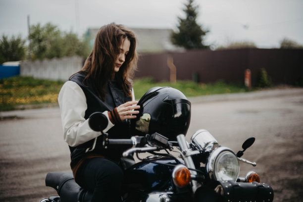 骑着老式定制摩托车的美女摩托车手。女人骑摩托车的人图片下载